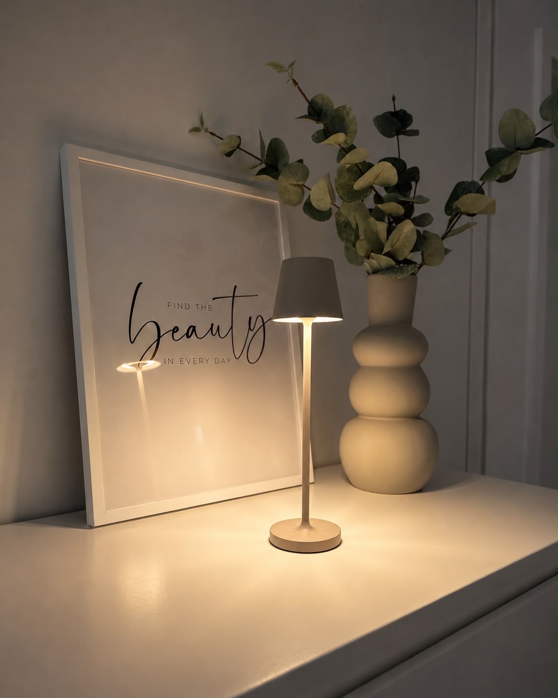 Detailaufnahme mit Tischlampe und Eukalyptus